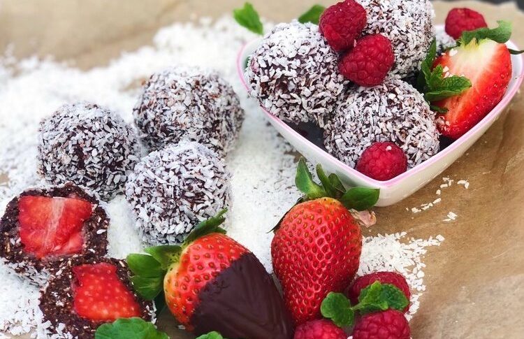 Chokladbollar med hallon- och jordgubbsgömma